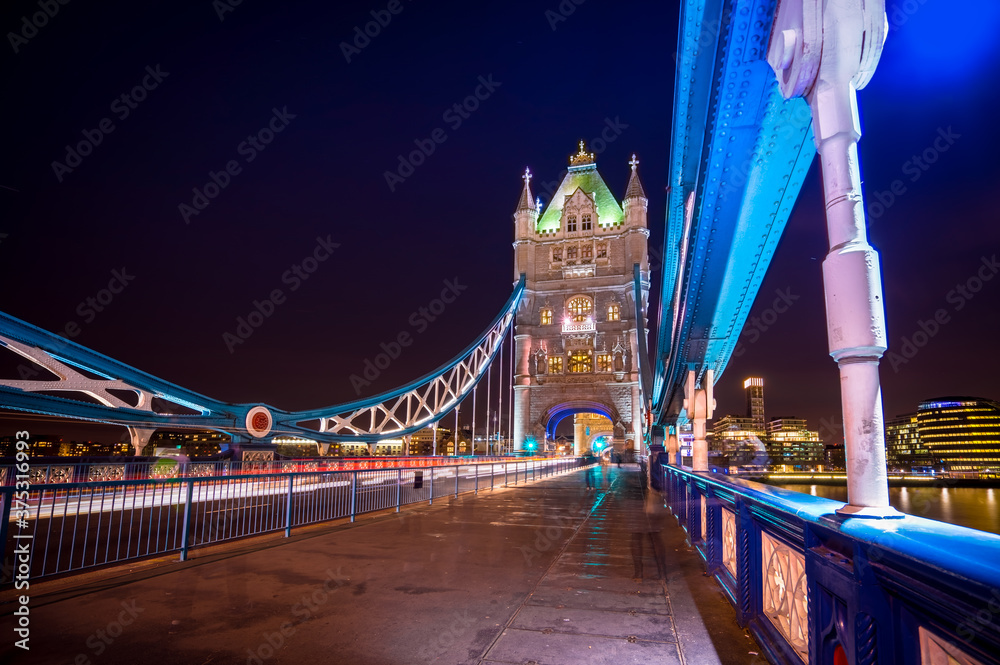 Obraz premium Famous Tower Bridge at night London, Aerial view to the illuminated Tower Bridge and skyline of London.