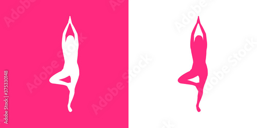 Silueta de mujer practicando la posición del árbol de yoga en fondo rosa y fondo blanco