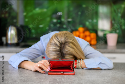 Canvas Print Desperate woman has no money in her wallet