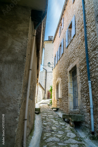 Fototapeta Naklejka Na Ścianę i Meble -  Simiane-la-Rotonde village médiéval perché dans les Alpes-de-Haute-Provence en France.	