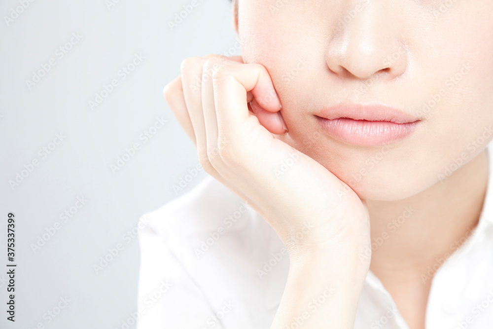 Fototapeta premium 頬杖をつく女性