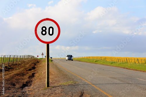 Foto Speed limit board on a secondary road