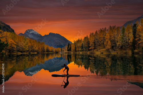 Bild auf Leinwand Palpuognasee bei Bergün Bravuogn in der Schweiz zum Sonnenaufgang mit Stand-Up-p