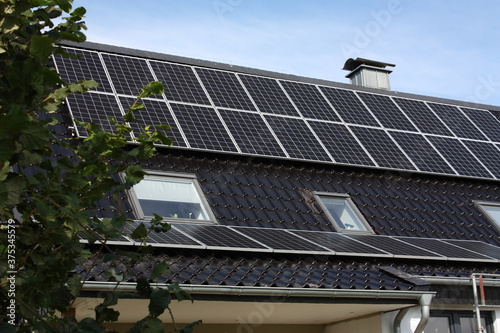 Photovoltaikanlage auf dem Dach eines Hauses, bei Sonnenlicht und blauem Himmel, in Lippetal Büninghausen an der Buschstraße