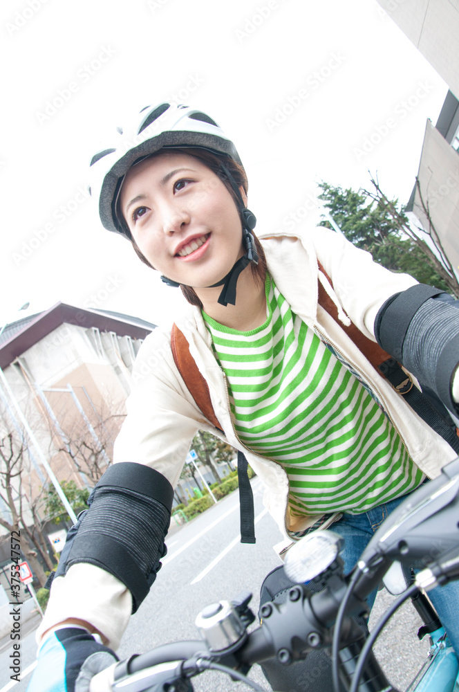 Naklejka premium 自転車に乗る女性