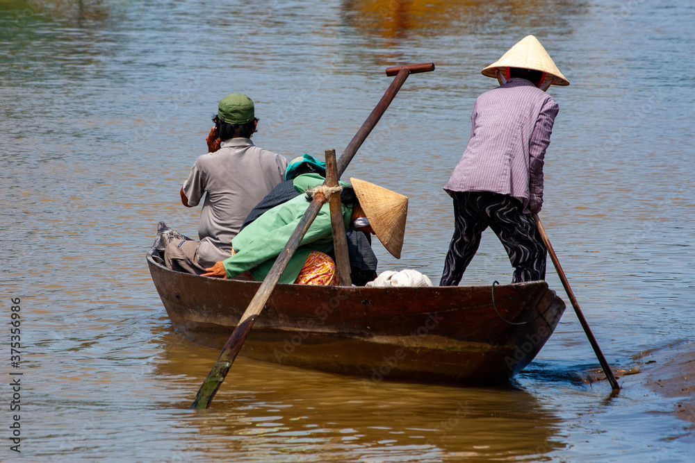 Transport im Holzboot