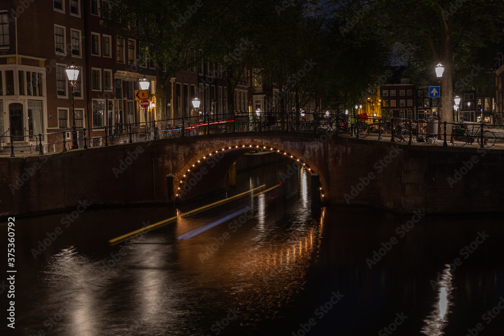 beleuchtete Gracht in Amsterdam bei Nacht
