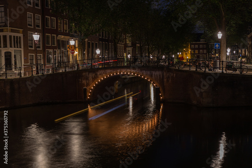 beleuchtete Gracht in Amsterdam bei Nacht