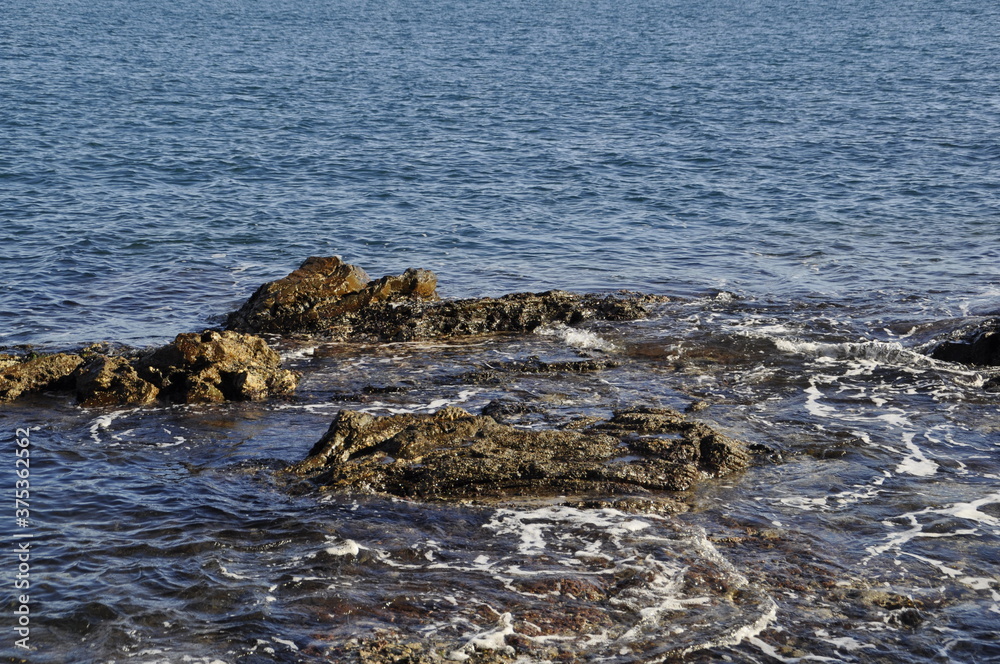 Rocas en el mar con el agua en movimiento