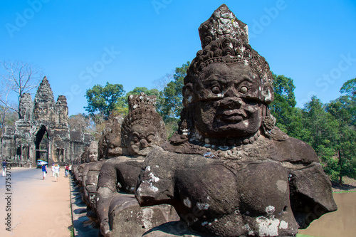 Skulpturen auf der Br  cke zum Eingang Angkor Thom