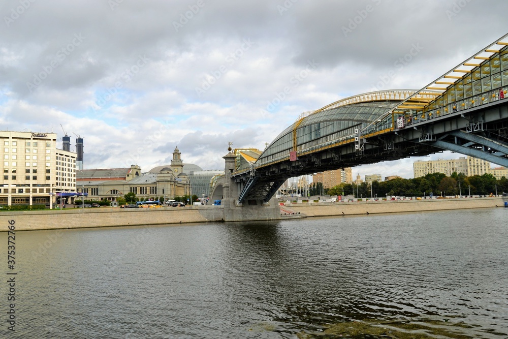 Bogdan Khmelnitsky bridge (Kiev pedestrian bridge) — a pedestrian bridge over the Moscow river, near the Kiev railway station Bogdan Khmelnitsky bridge (Kiev pedestrian bridge) — a pedestrian bridge over the Moscow river, near the Kiev railway station