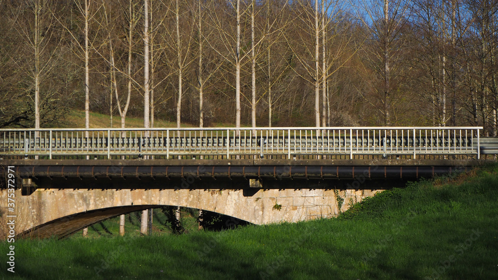 Pont traversant une petite rivière, dans le Gers