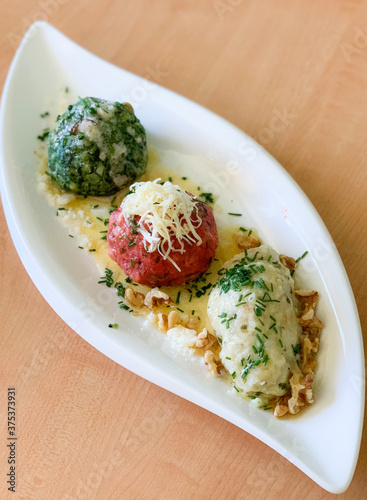 Südtiroler Tris (Spinatknödel, Rohnenknödel, Kasnocken)