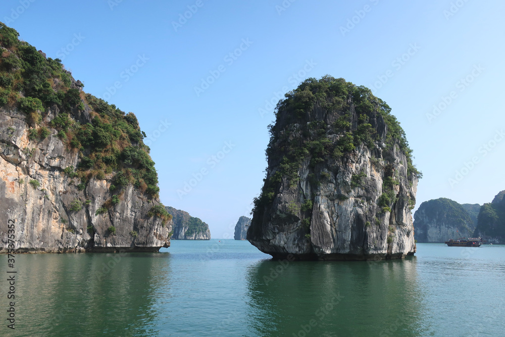 Felsen in Halong Bucht, Bootstour von Cat Ba, Vietnam