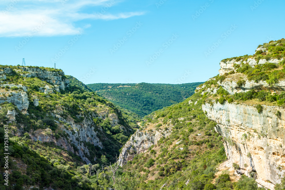 Vue sur les Gorges du Brian depuis le village de Minerve (Occitanie, France)