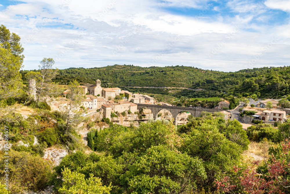 Vue sur le village médiéval de Minerve (Occitanie, France)