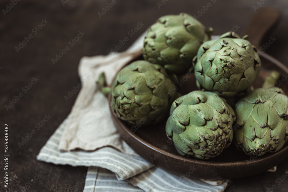 Obraz premium Fresh green artichokes.