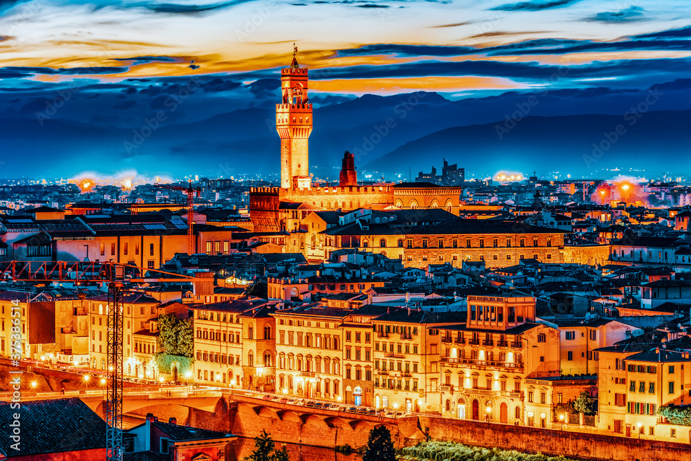 Obraz premium Palace Vecchio (Palazzo Vecchio) in Piazza della Signoria, built in 1299-1314 ,one of the most famous buildings of the city. Night time. Italy.