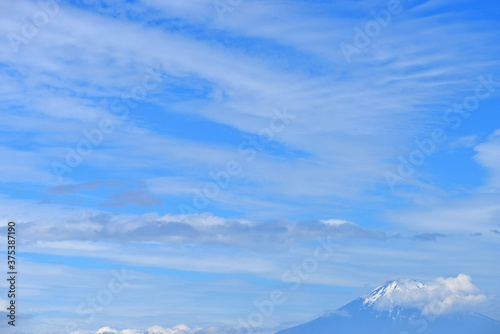 山頂に雲がかかる富士山 © masyok