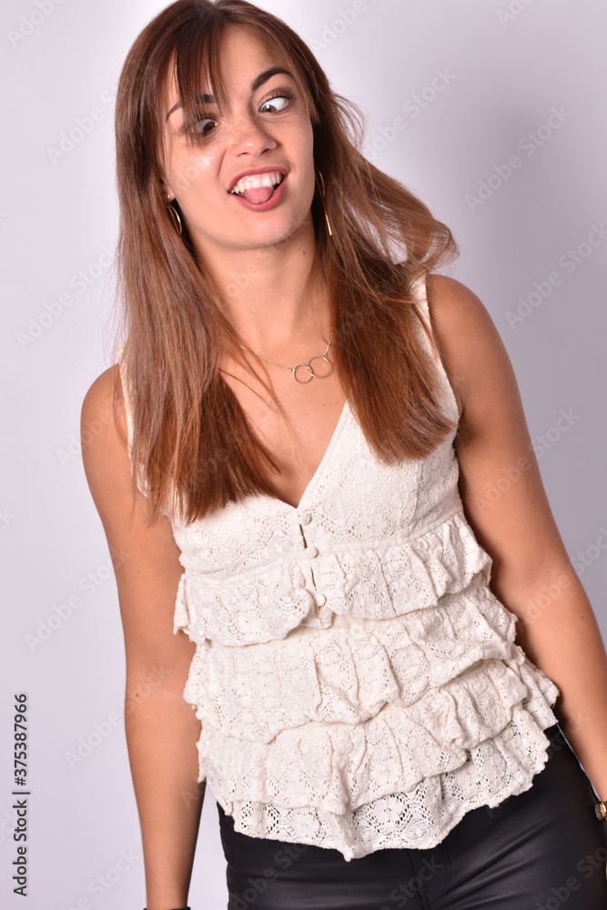 Jeune femme qui fait une grimace Jeune femme qui fait une grimace