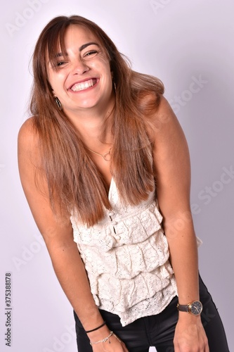 Jeune femme qui s'amuse