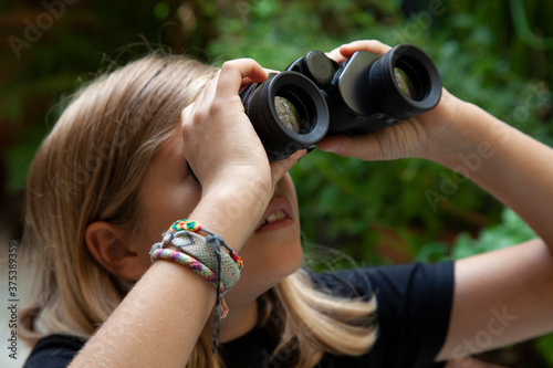Tableau sur toile jeune fille qui observe au loin avec des jumelles