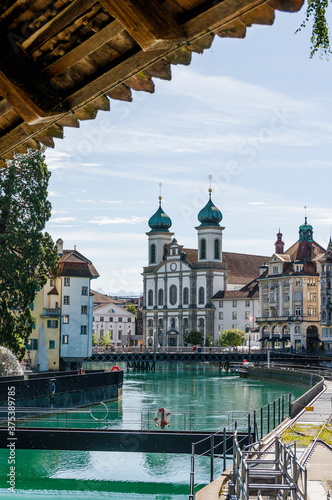 Luzern, Jesuitenkirche, Reuss, Altstadt, Nadelwehr, Spreuerbrücke, Brücke, Holzbrücke, Fluss, Altstadthäuser, Stadt, Stadtrundgang, Sommer, Schweiz photo