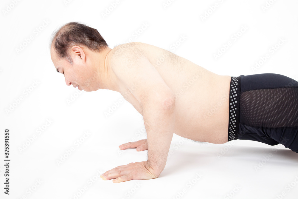 腕立て伏せをするメタボ男性 腕立て伏せをするメタボ男性