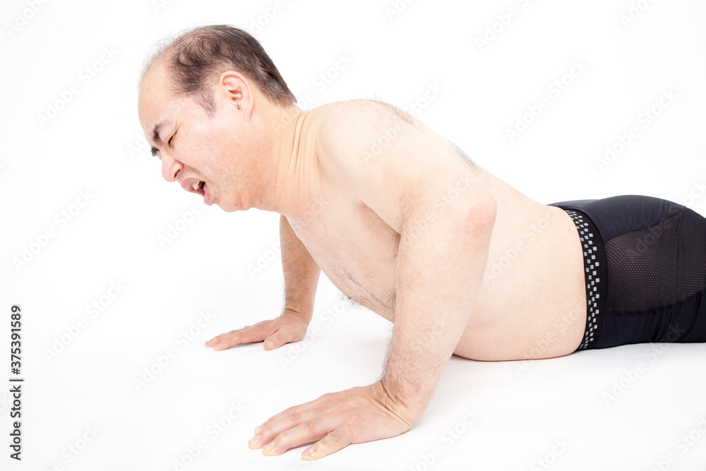腕立て伏せをするメタボ男性