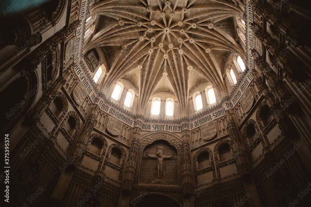 Cúpula catedral murcia con ventanales iluminados 