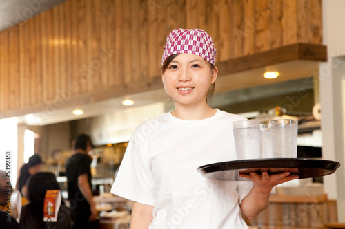 水を運ぶ店員 photo