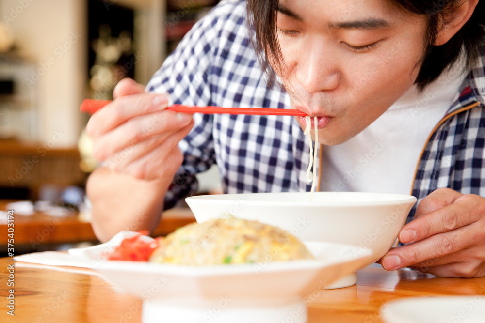ラーメンを食べる男性 ラーメンを食べる男性