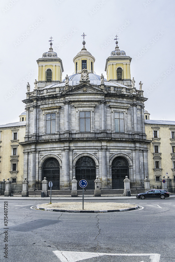 Obraz premium Exterior of the Real Basilica of San Francisco el Grande. Basilica - Roman Catholic Church designed in a Neoclassic style in second half of XVIII century. Madrid, Spain.