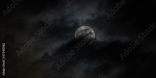 Une lune en noir et blanc de nuit