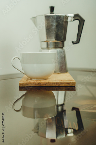 cafetera sirviendo café, café en polvo, taza de café