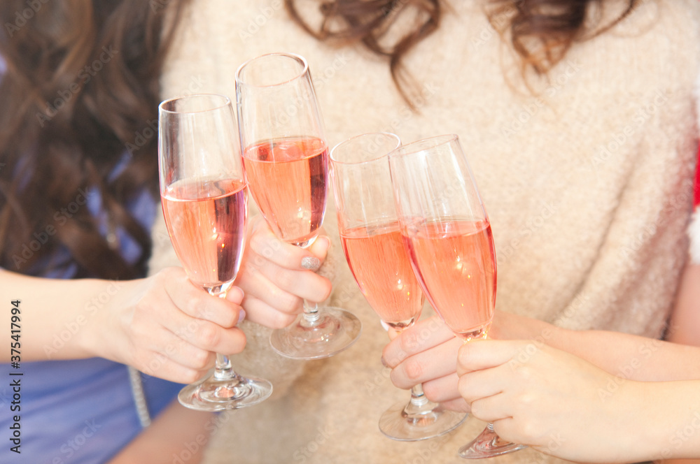シャンパンで乾杯する女性4人の手元
