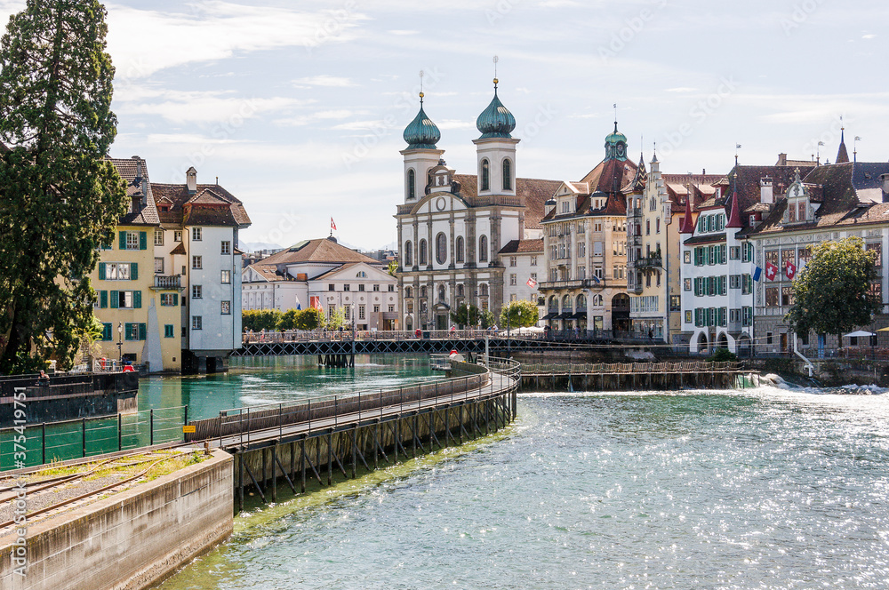 Naklejka premium Luzern, Jesuitenkirche, Reuss, Reussbrücke, Altstadt, Nadelwehr, Spreuerbrücke, Holzbrücke, Fluss, Altstadthäuser, Stadtrundgang, Sommer, Schweiz