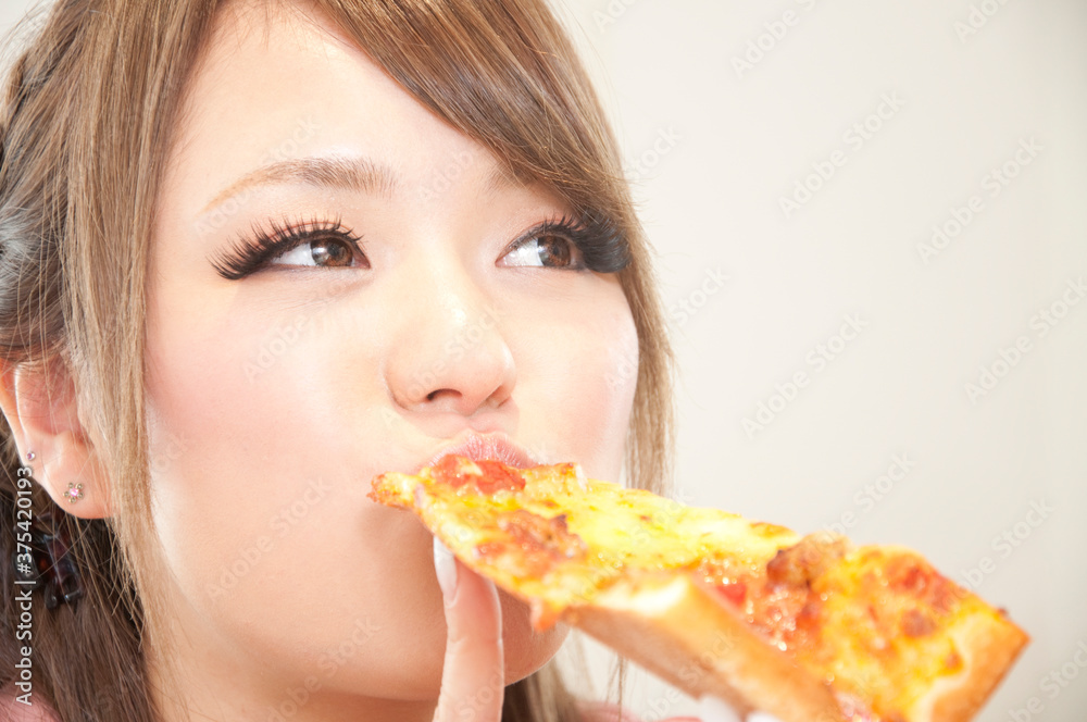 ピザを食べる女性 ピザを食べる女性
