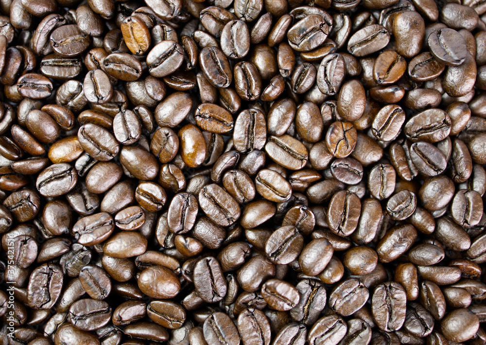 Naklejka premium Coffee beans that have been roasted with heat