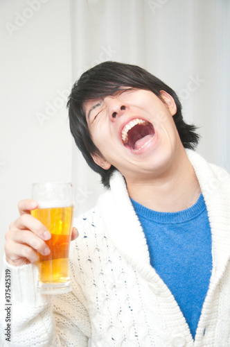 ビールを飲む男性