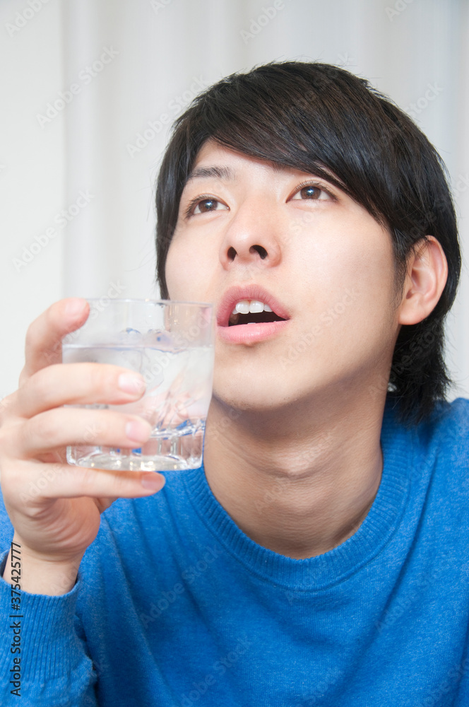 焼酎を飲む男性