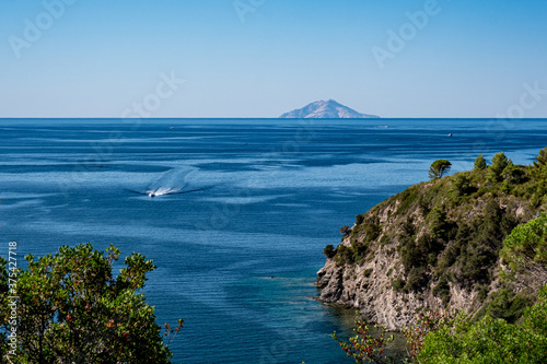 Isola d'Elba, vista su Montecristo photo