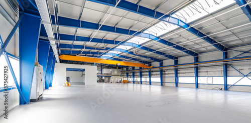 Fotografía Saubere Halle für Industrieanlagen