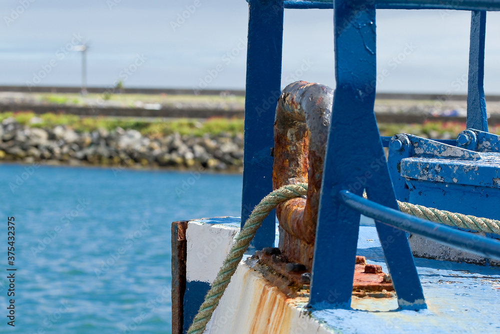 Obraz premium Harbor rope holding the ship