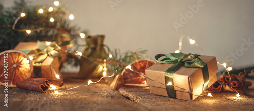 Fotografía Christmas background zero waste, eco friendly gift wrapping craft paper fir branches, gift basket, cozy winter winter evening Christmas Eve, ecological concept eco-friendly banner decor xmas banner