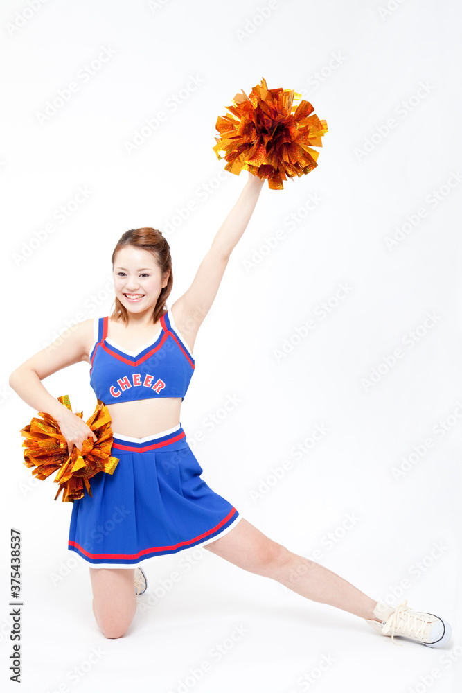 笑顔で応援するチアガール