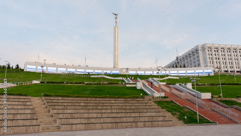 Fototapeta premium Samara. Russia. View of the monument of Glory and the government building of the Samara region