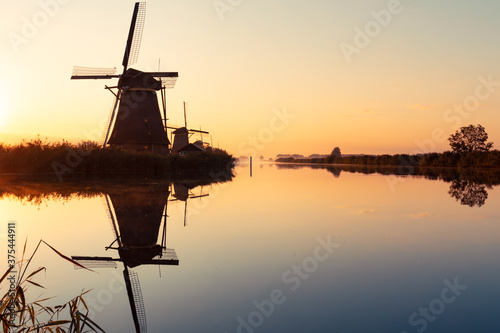 Fototapeta Naklejka Na Ścianę i Meble -  Windmühlen/Windmill Kinderdijk Holland