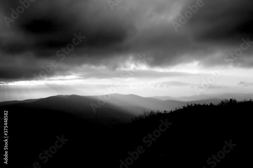 Czarno-biały krajobraz górski podczas pochmurnej pogody