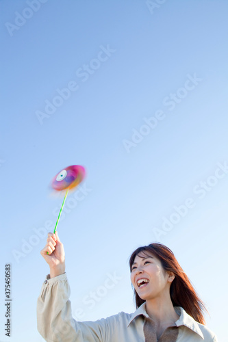 風車を持つ女性 © Paylessimages